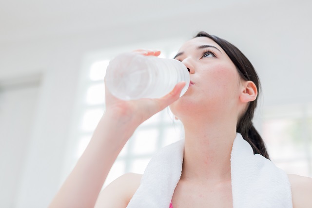 水をおいしそうに飲む女性