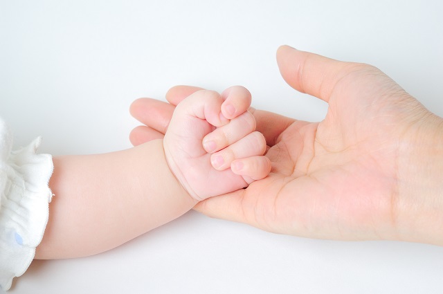 赤ちゃんと母の手