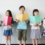 音楽室の授業を受ける小学生