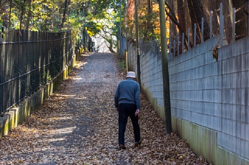 歩いているときに体の衰えを痛切に感じる男性