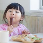 ご飯を食べる子供