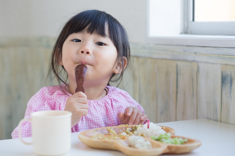 ご飯を食べる子供