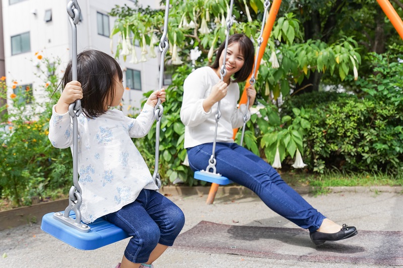 屋外で遊ぶ子供