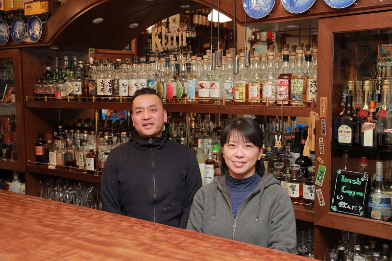 バーキースのマスター山本照彦さんと妻の三奈子さん