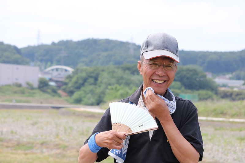 うちわで扇ぐ男性