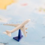 世界地図と飛行機模型