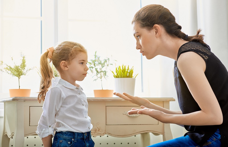 子どもに言い聞かせる母親