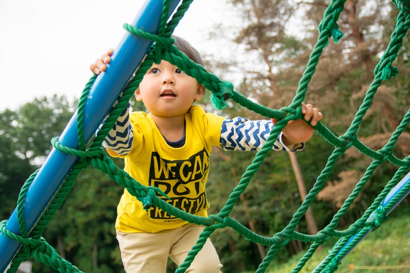 アスレチックで遊ぶ男の子