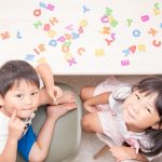 英語の勉強をするこどもたち