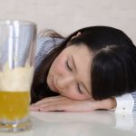 お酒を飲みすぎた女性